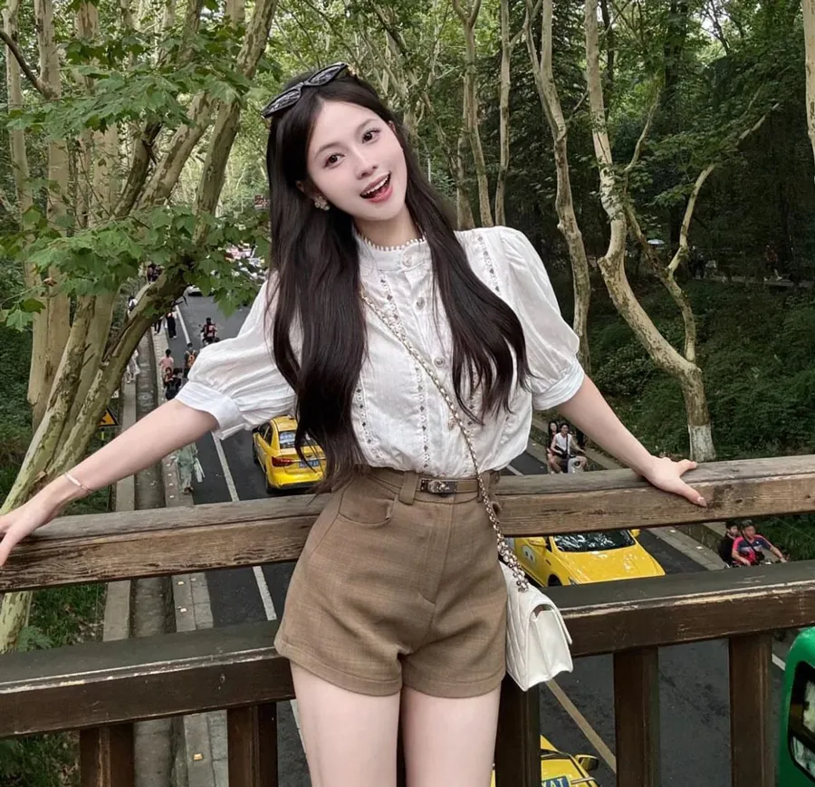 Áo tay phồng và quần short