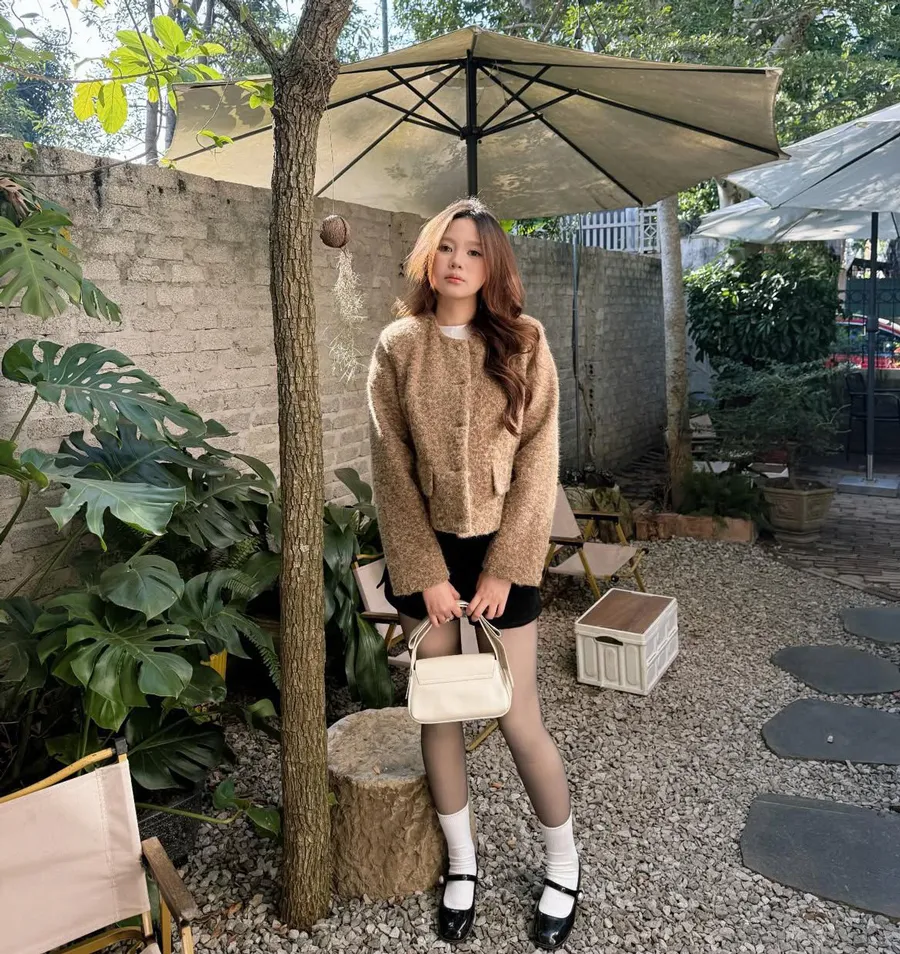 Quần short, áo khoác croptop và boots đùi