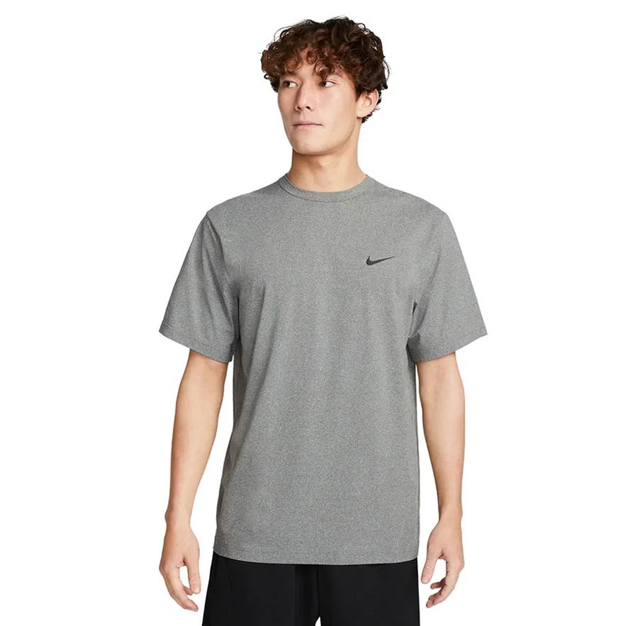 Áo thun hoặc áo sơ mi 