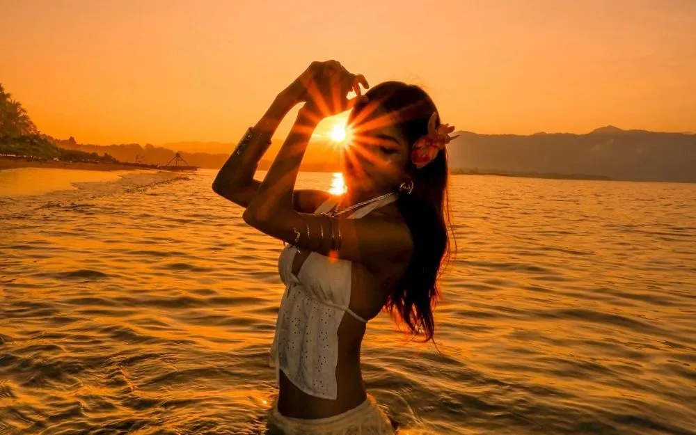 Gợi Ý 1001+ Ý Tưởng Tạo Dáng Chụp Ảnh Tại Biển Cho Nữ Cực Xinh - 26