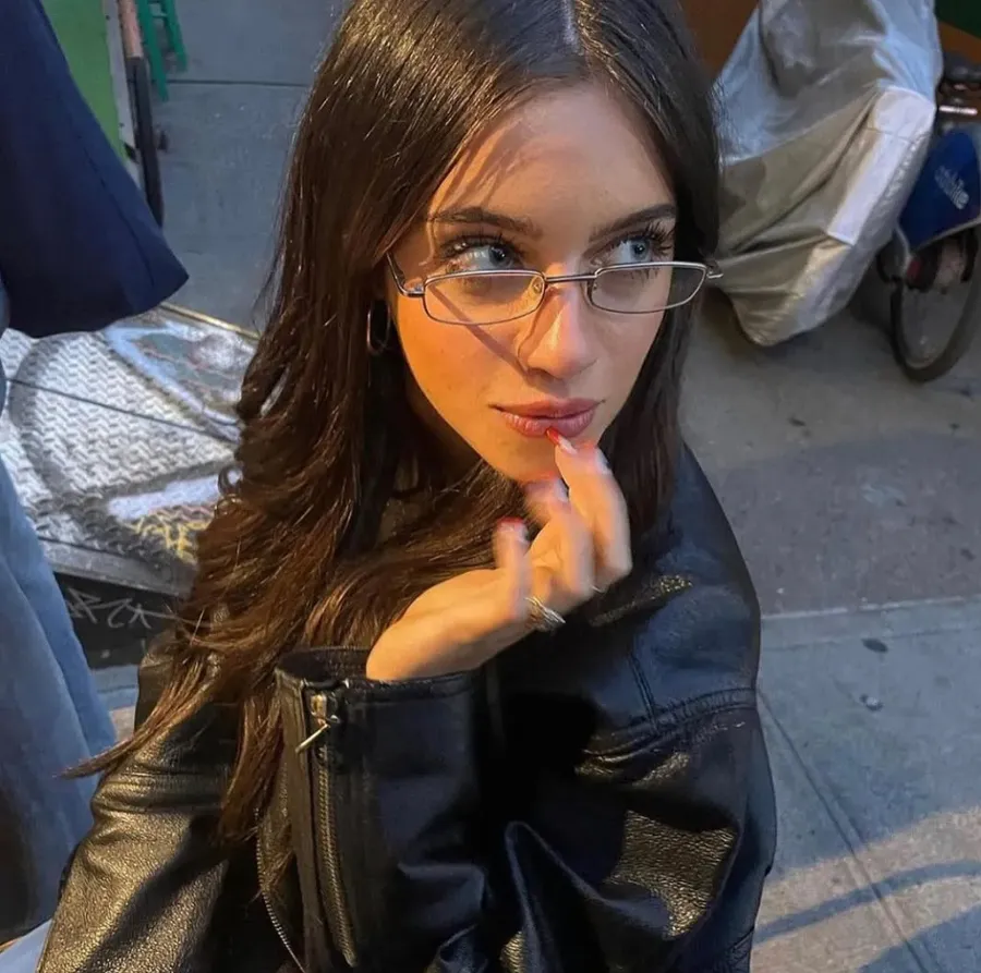 Khi Mắt Kính Công Sở Bước Vào Thế Giới Thời Trang