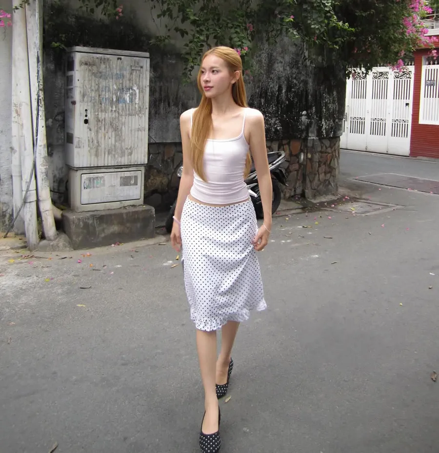 Chân váy lửng kết hợp áo hai dây