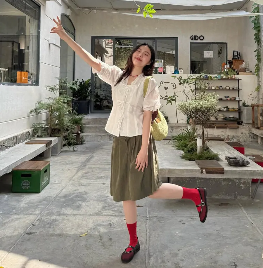 Chân váy lửng kết hợp áo sơ mi