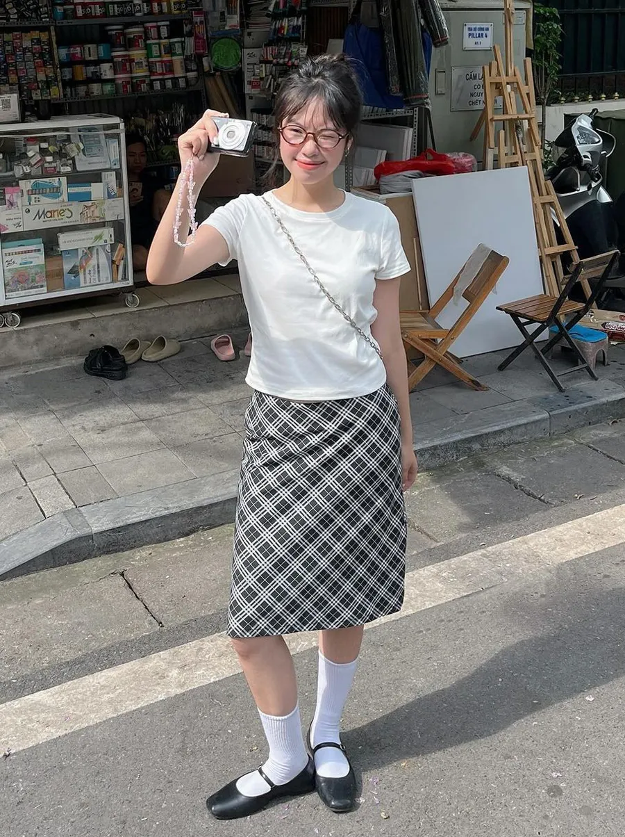 Chân váy lửng kết hợp áo thun dáng ngắn