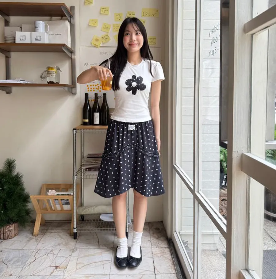 Chân váy lửng kết hợp áo thun dáng ngắn