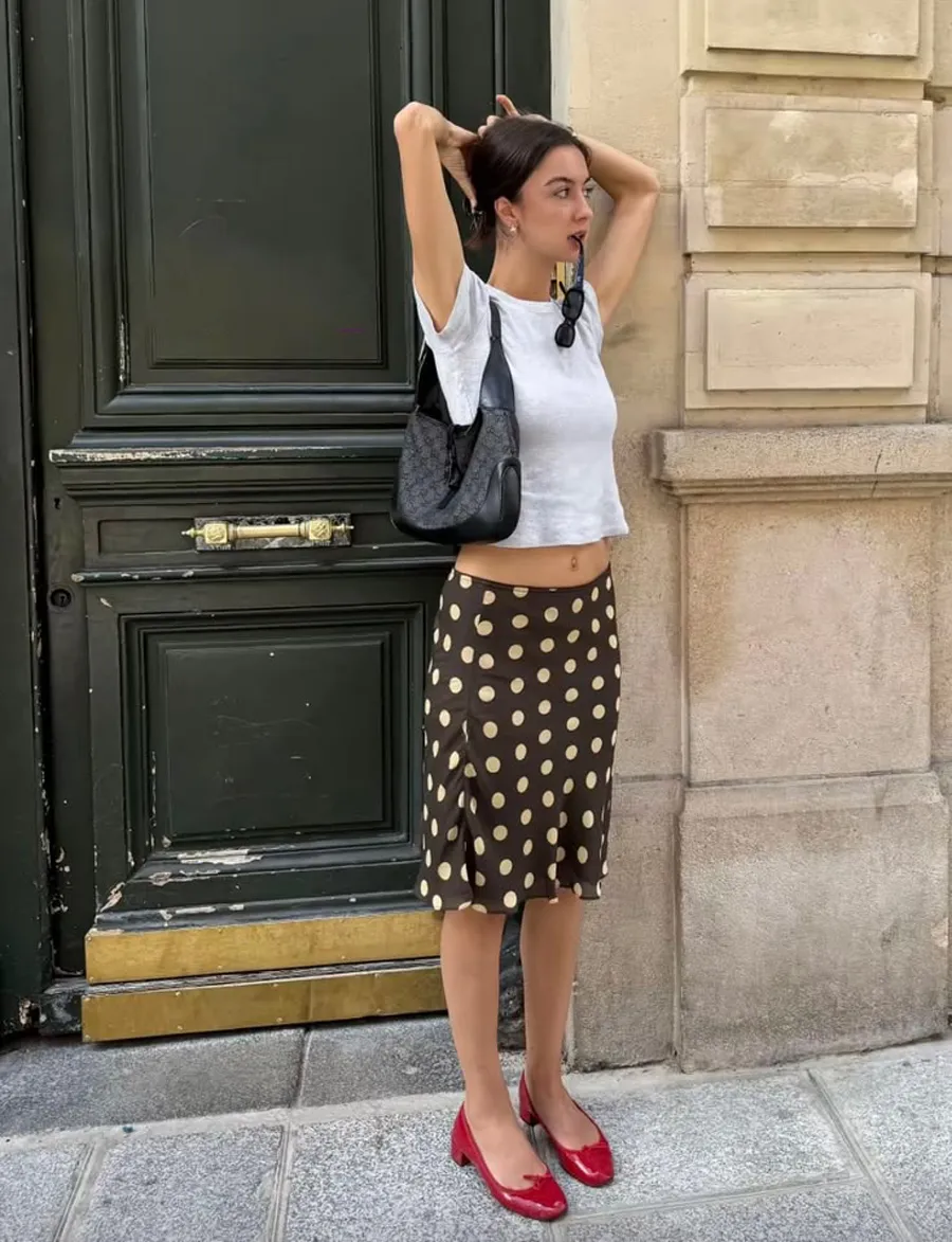 Chân váy lửng kết hợp áo thun dáng ngắn