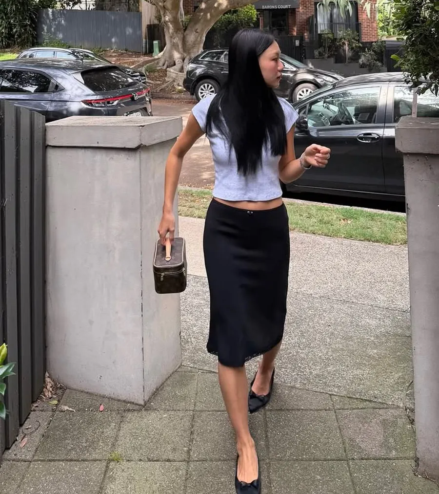 Chân váy lửng kết hợp áo thun dáng ngắn