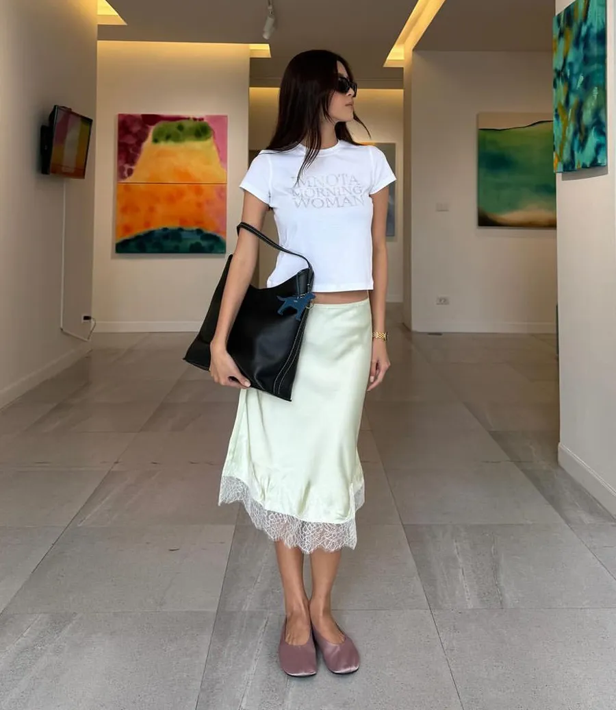 Chân váy lửng kết hợp áo thun dáng ngắn