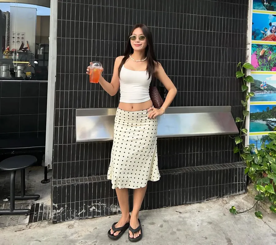 Chân váy lửng kết hợp áo hai dây