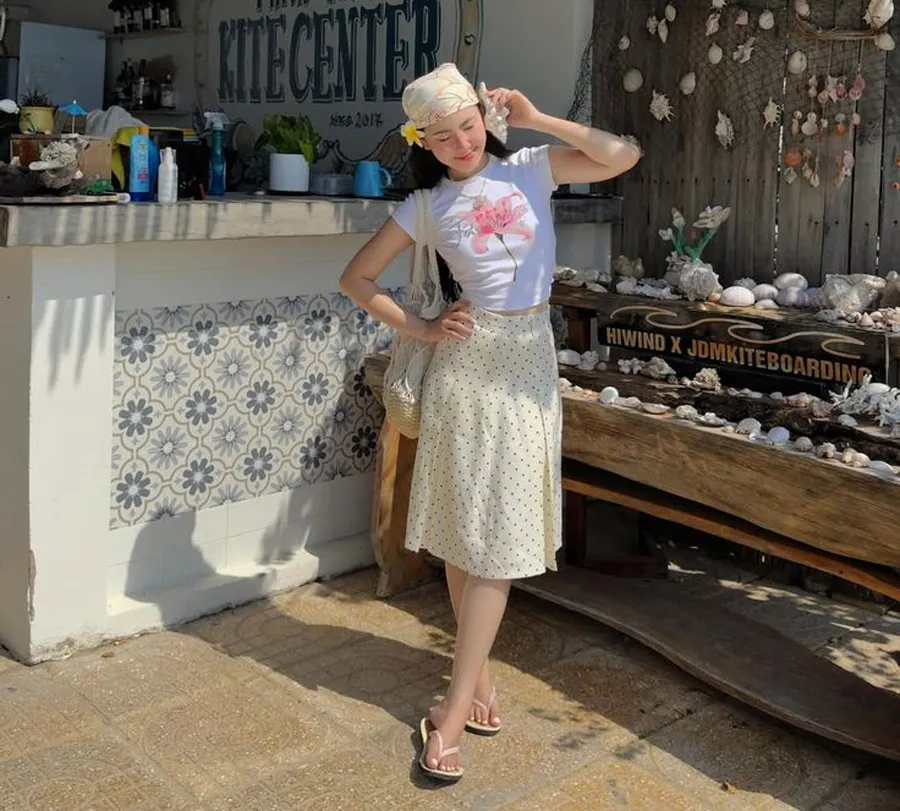 Chân váy lửng kết hợp áo thun dáng ngắn