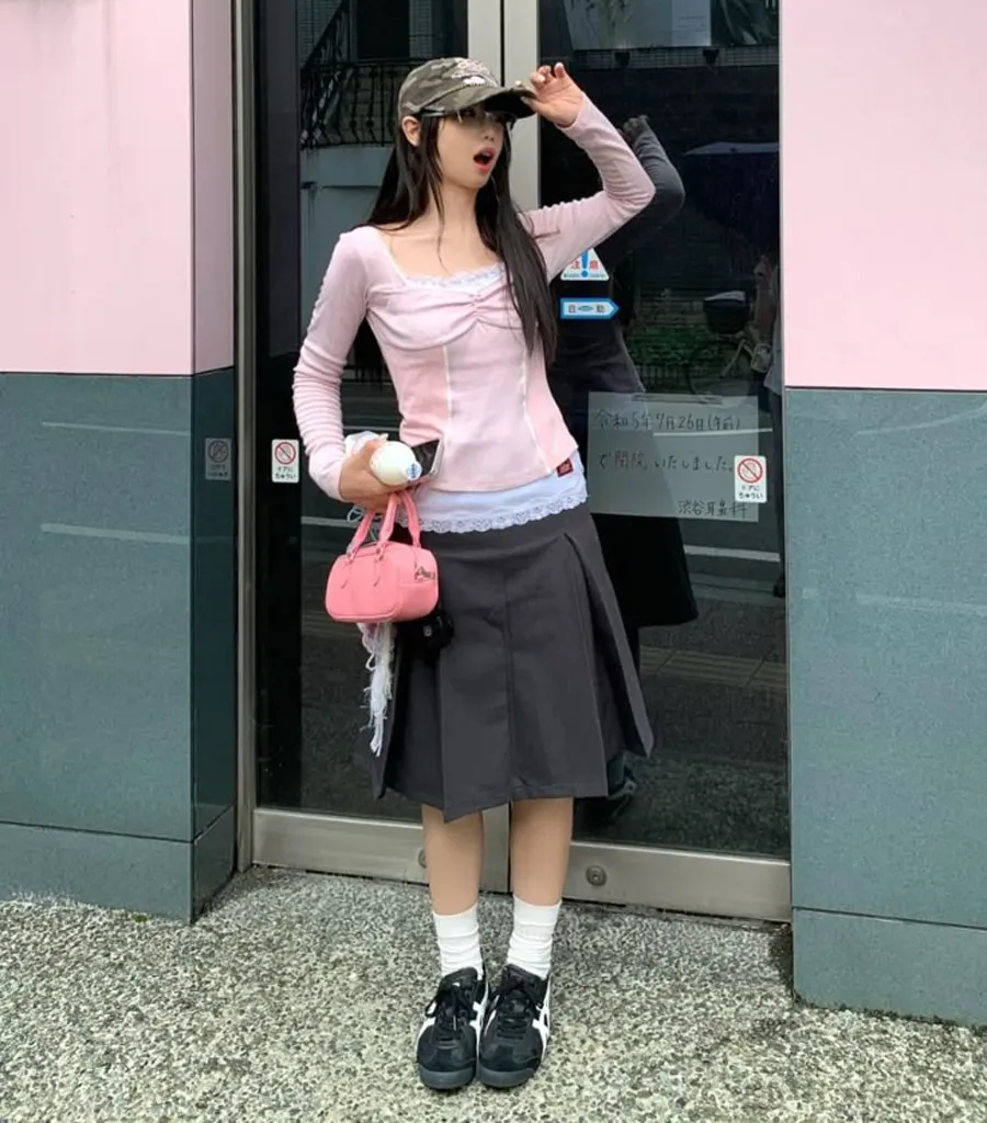 Chân váy lửng kết hợp áo thun tay lửng