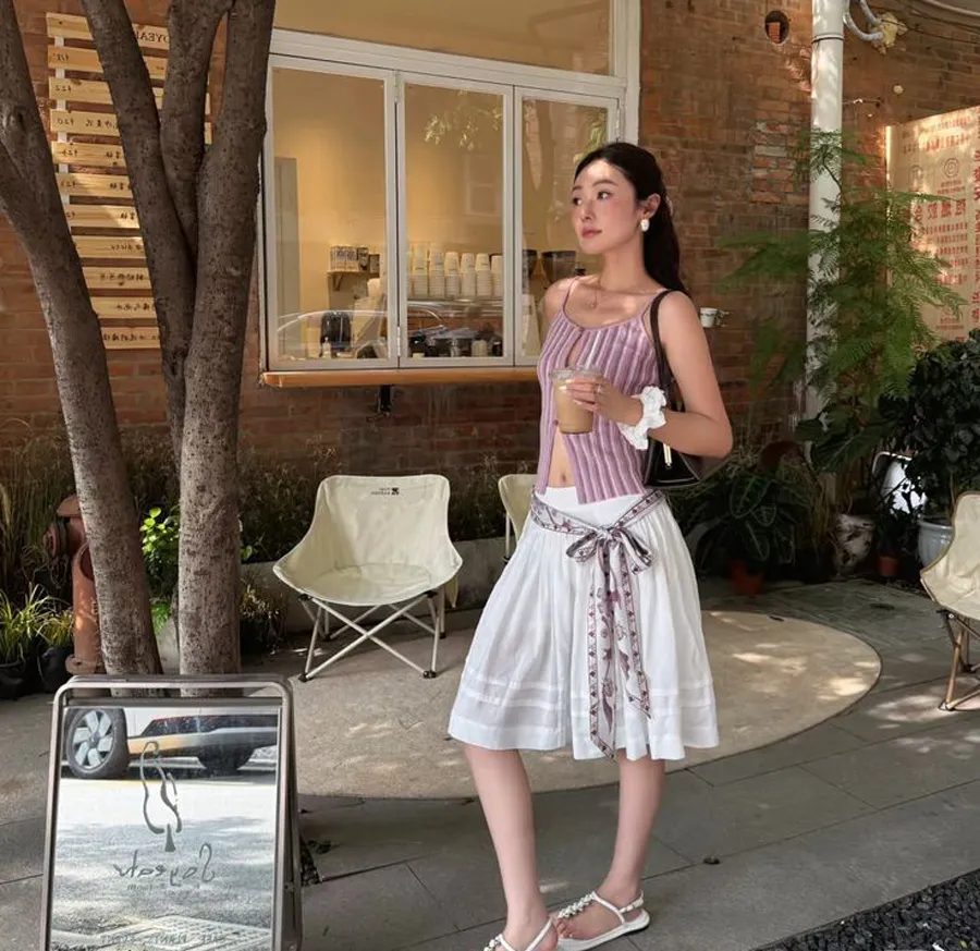 Vì sao chân váy dáng lửng được ưa chuộng trở lại