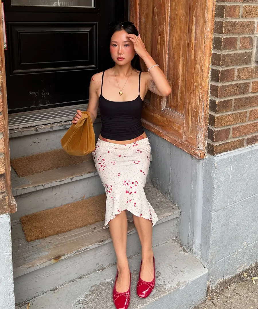 Chân váy lửng kết hợp áo hai dây