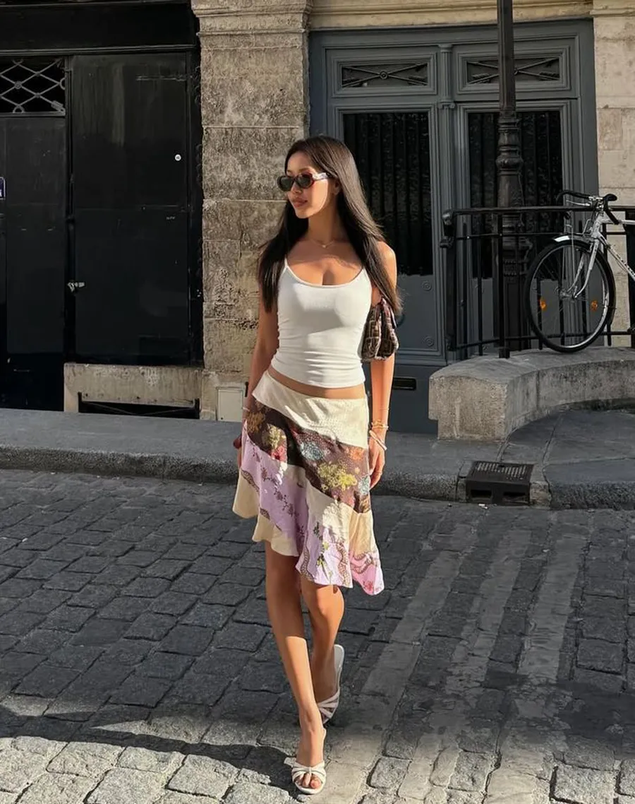 Chân váy lửng kết hợp áo hai dây