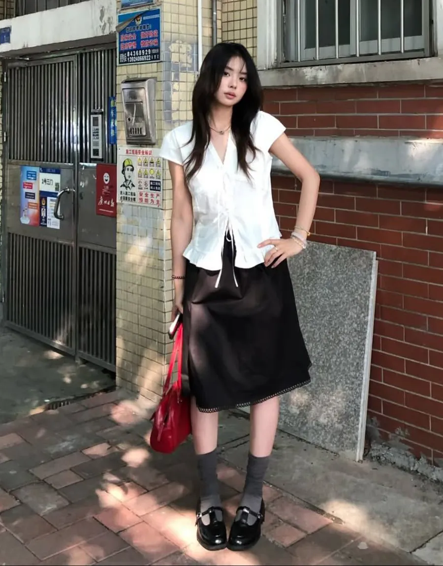 Chân váy lửng kết hợp áo sơ mi