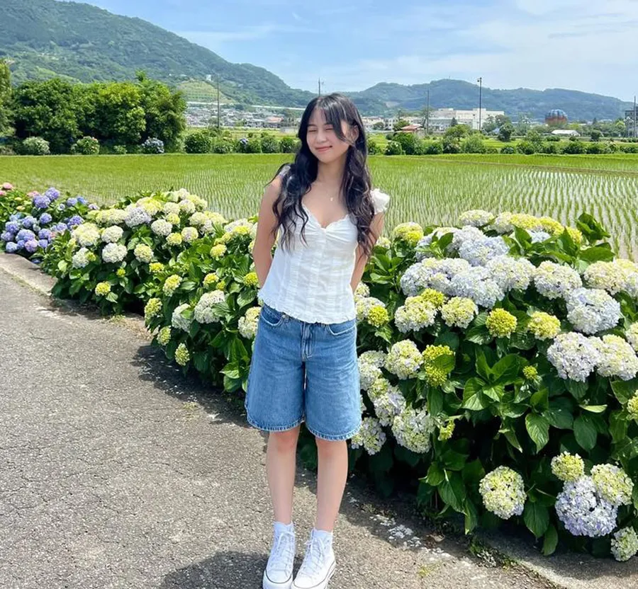 Quần lửng phối áo sơ mi cách điệu