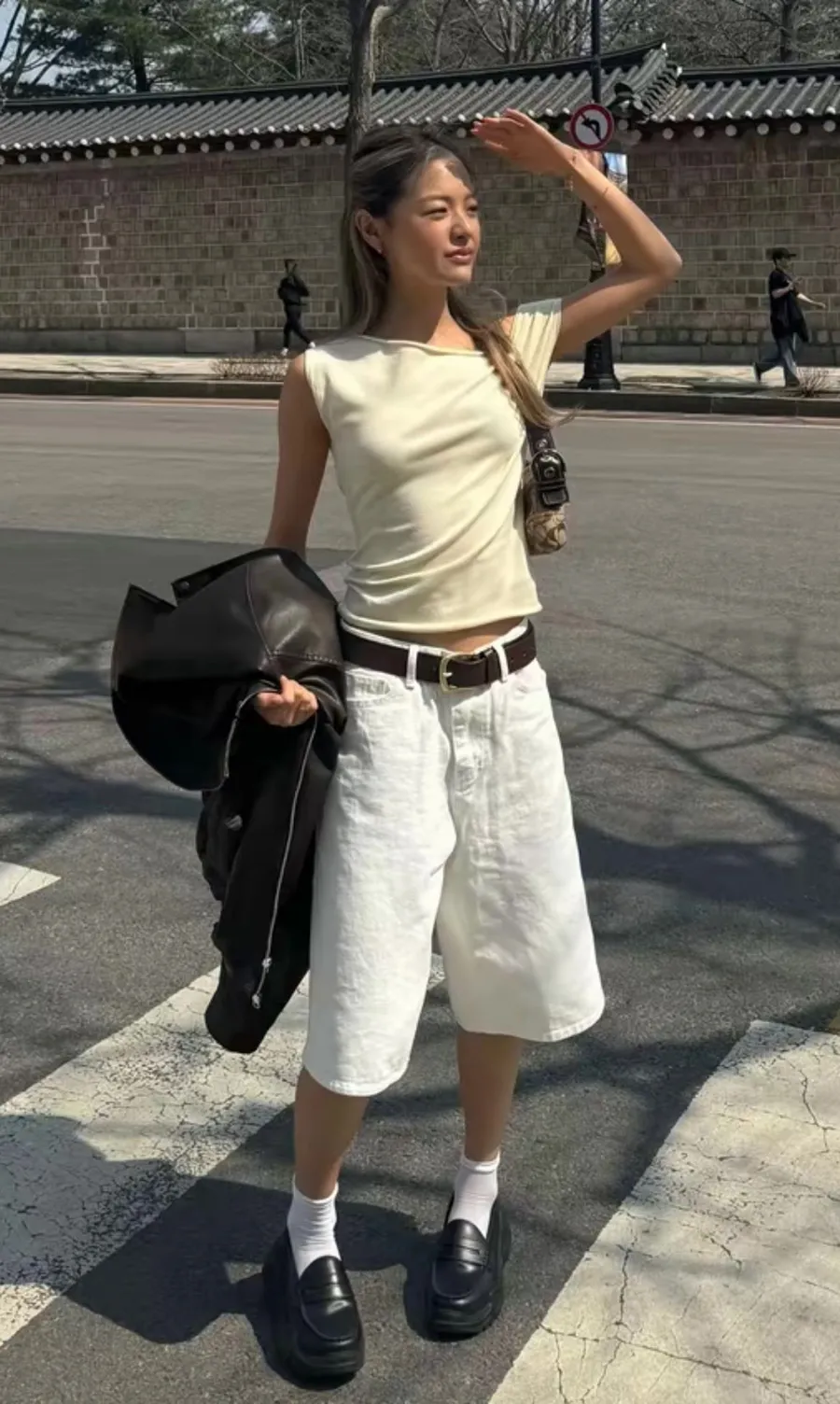 Quần lửng ống rộng phối áo trễ vai