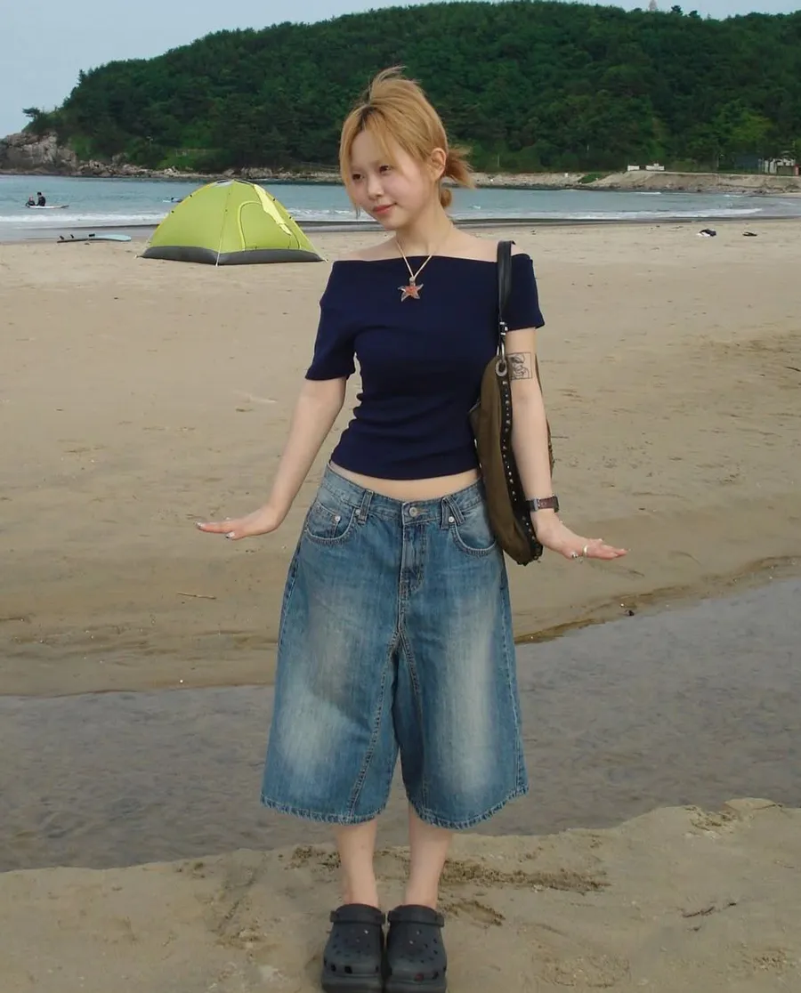 Quần lửng ống rộng phối áo trễ vai