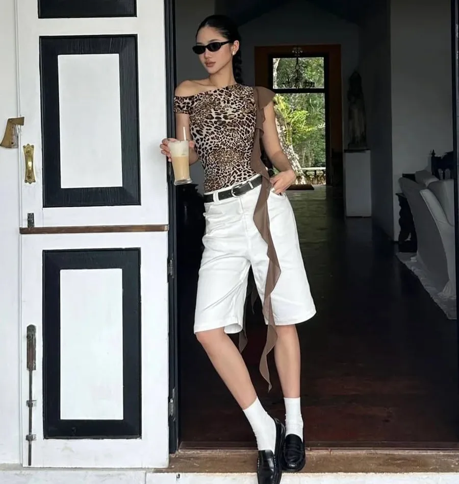 Quần lửng ống rộng phối áo trễ vai