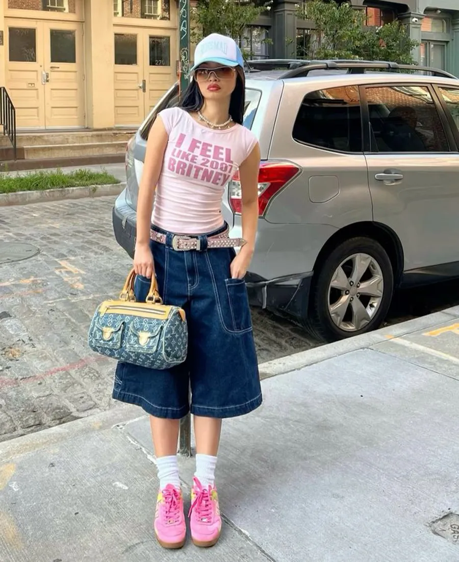 Quần lửng phối áo phông: Trẻ trung và năng động