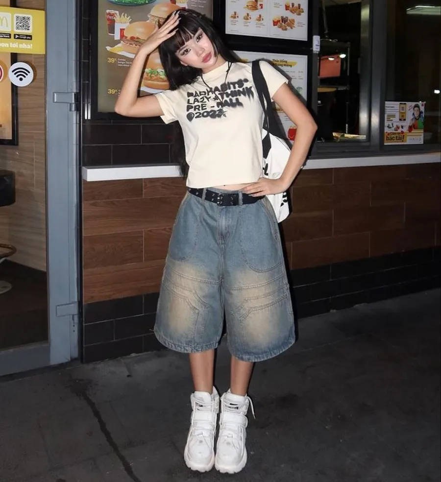 Quần lửng phối áo phông: Trẻ trung và năng động