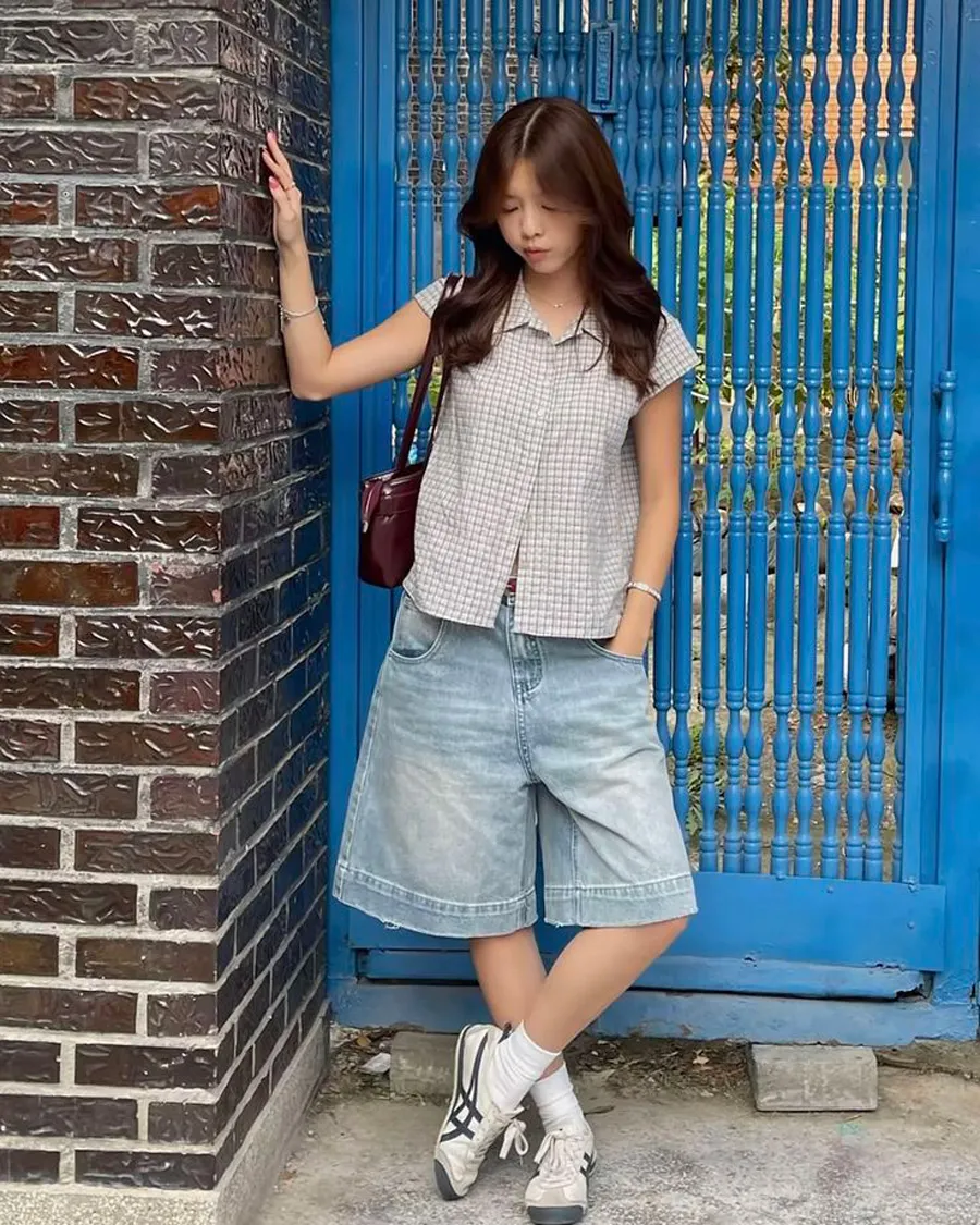 Quần lửng kết hợp áo sơ mi cổ đức