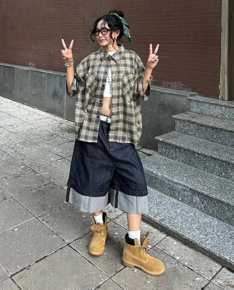 Quần lửng kết hợp áo sơ mi cổ đức