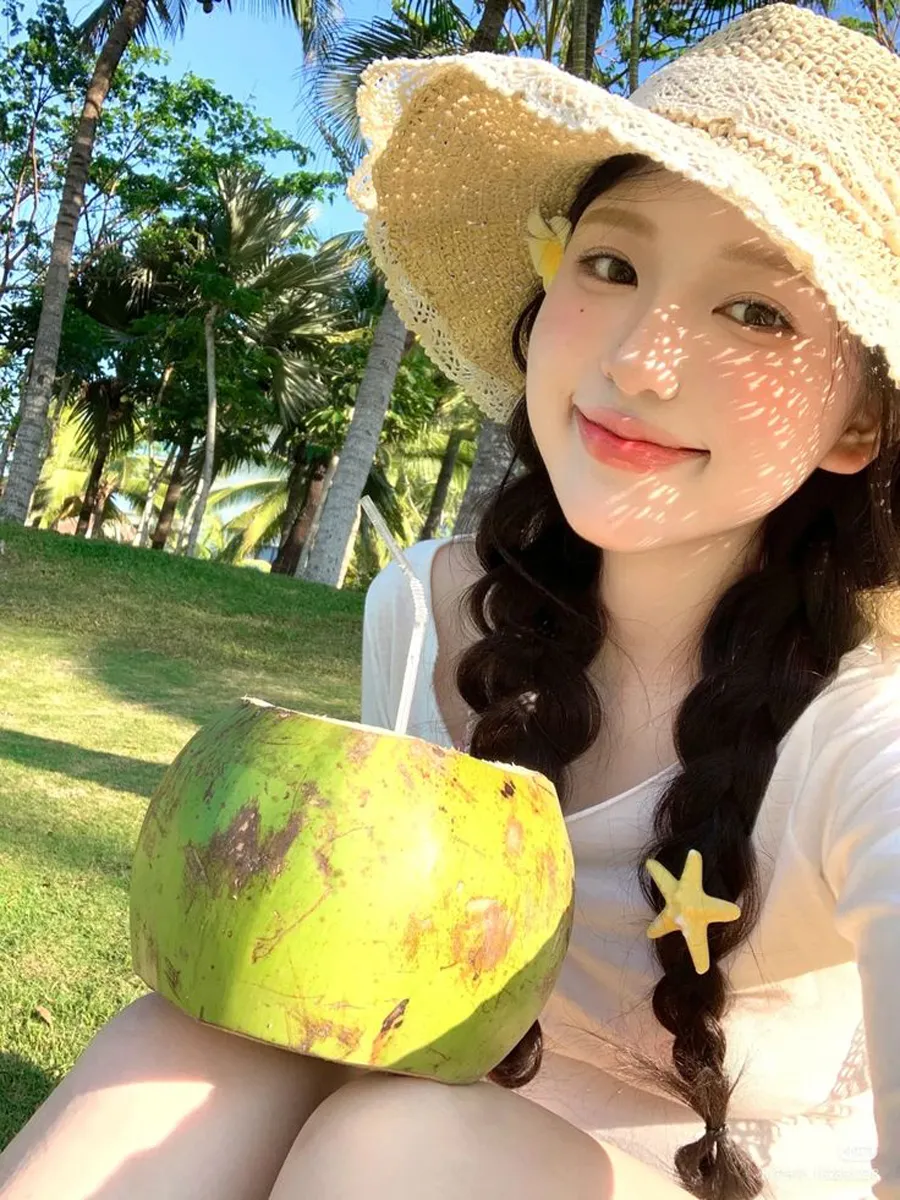 Tóc tết hai bên đi biển phong cách ngọt ngào