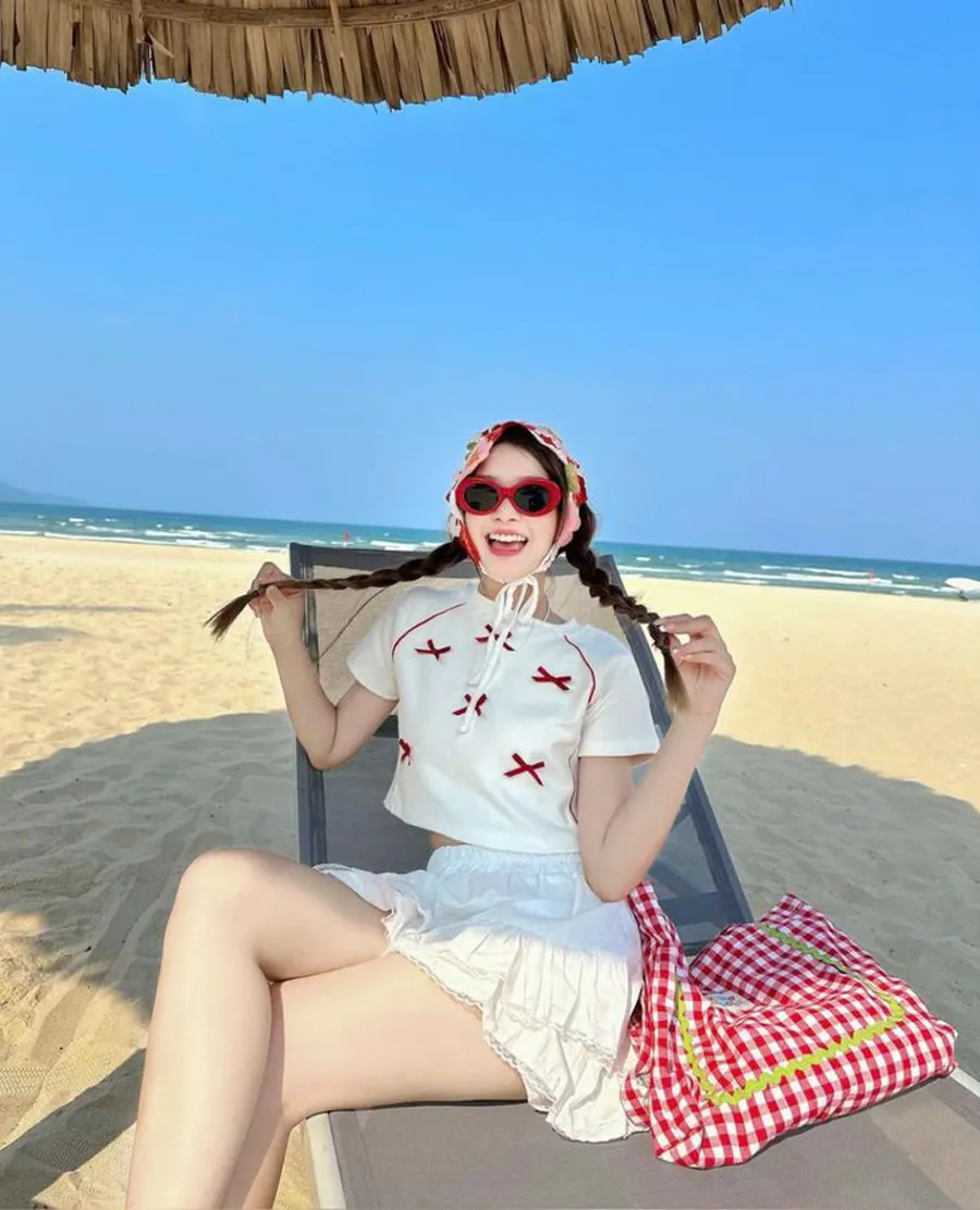 Tóc tết hai bên đi biển phong cách ngọt ngào