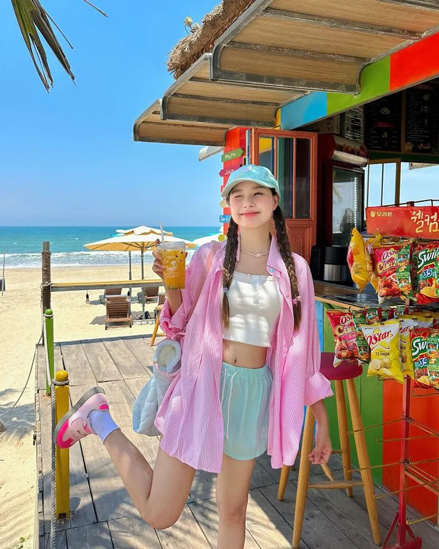 Tóc tết hai bên đi biển phong cách ngọt ngào