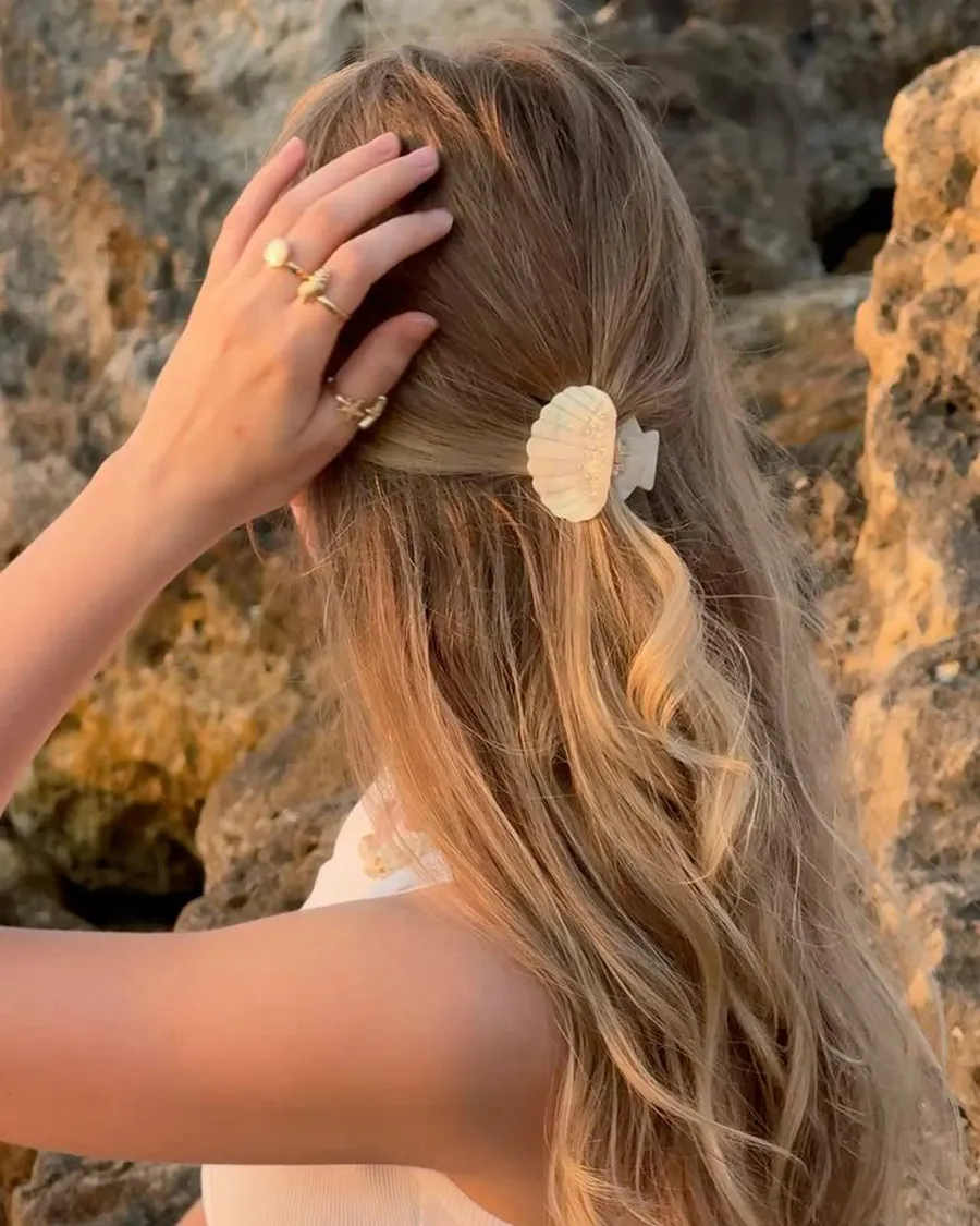 Tóc buộc nửa đầu đi biển 