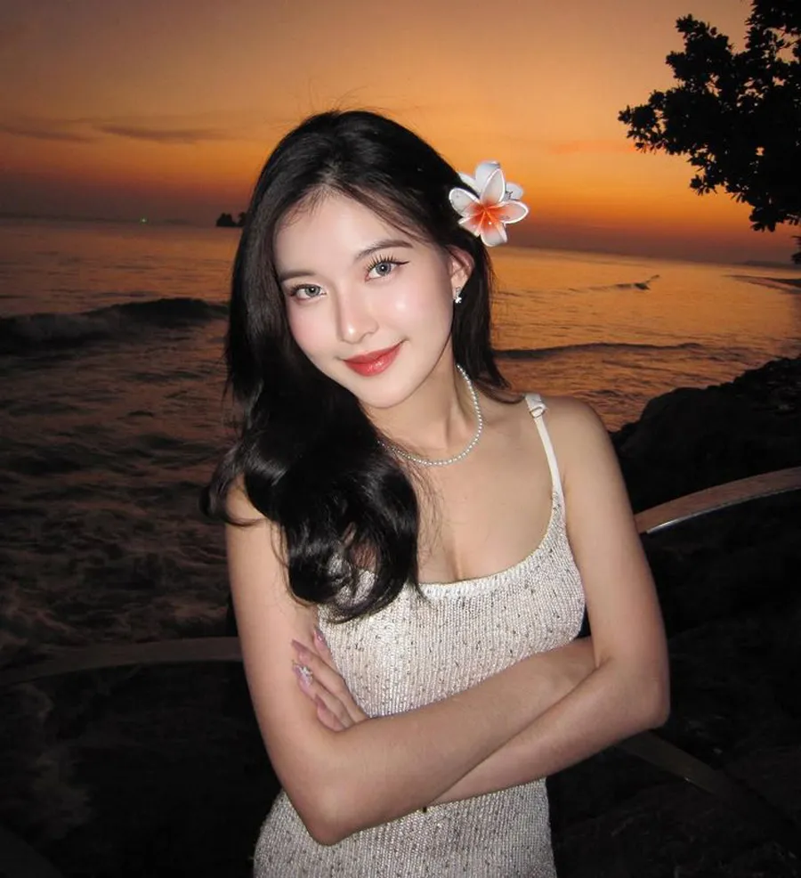 Tóc xõa tự nhiên cùng kẹp hoa sứ