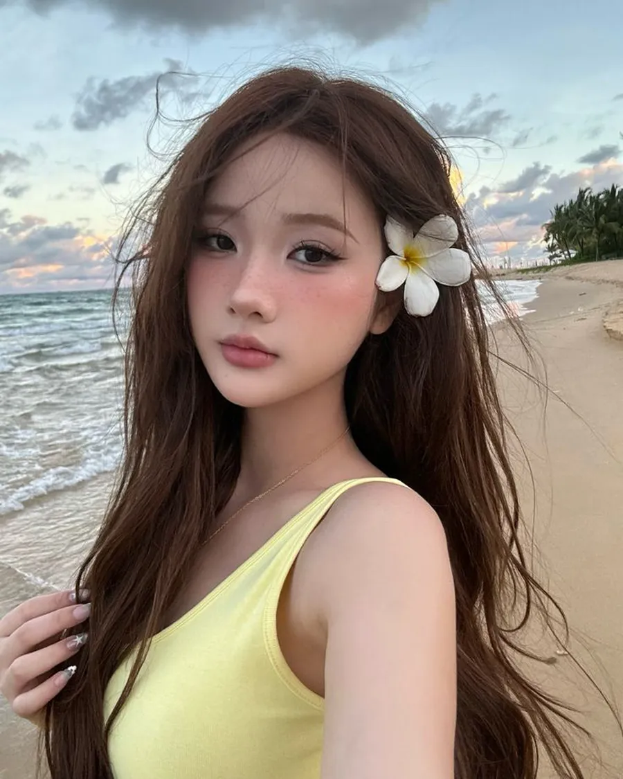 Tóc xõa tự nhiên cùng kẹp hoa sứ