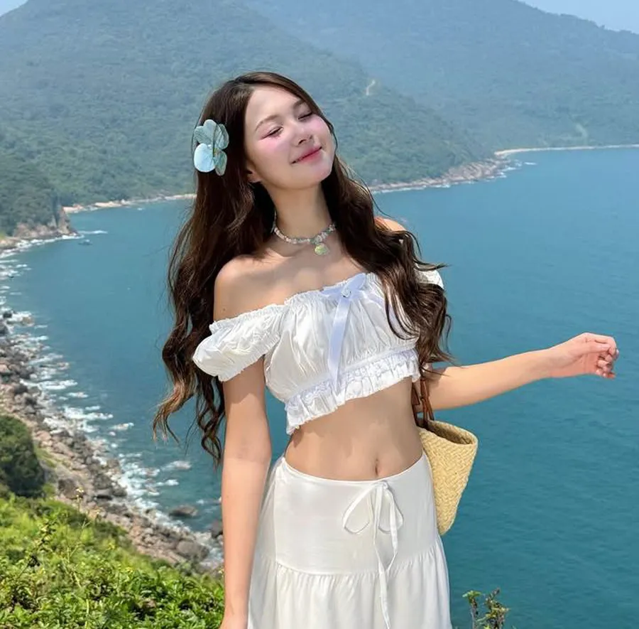 Tóc xõa tự nhiên cùng kẹp hoa sứ