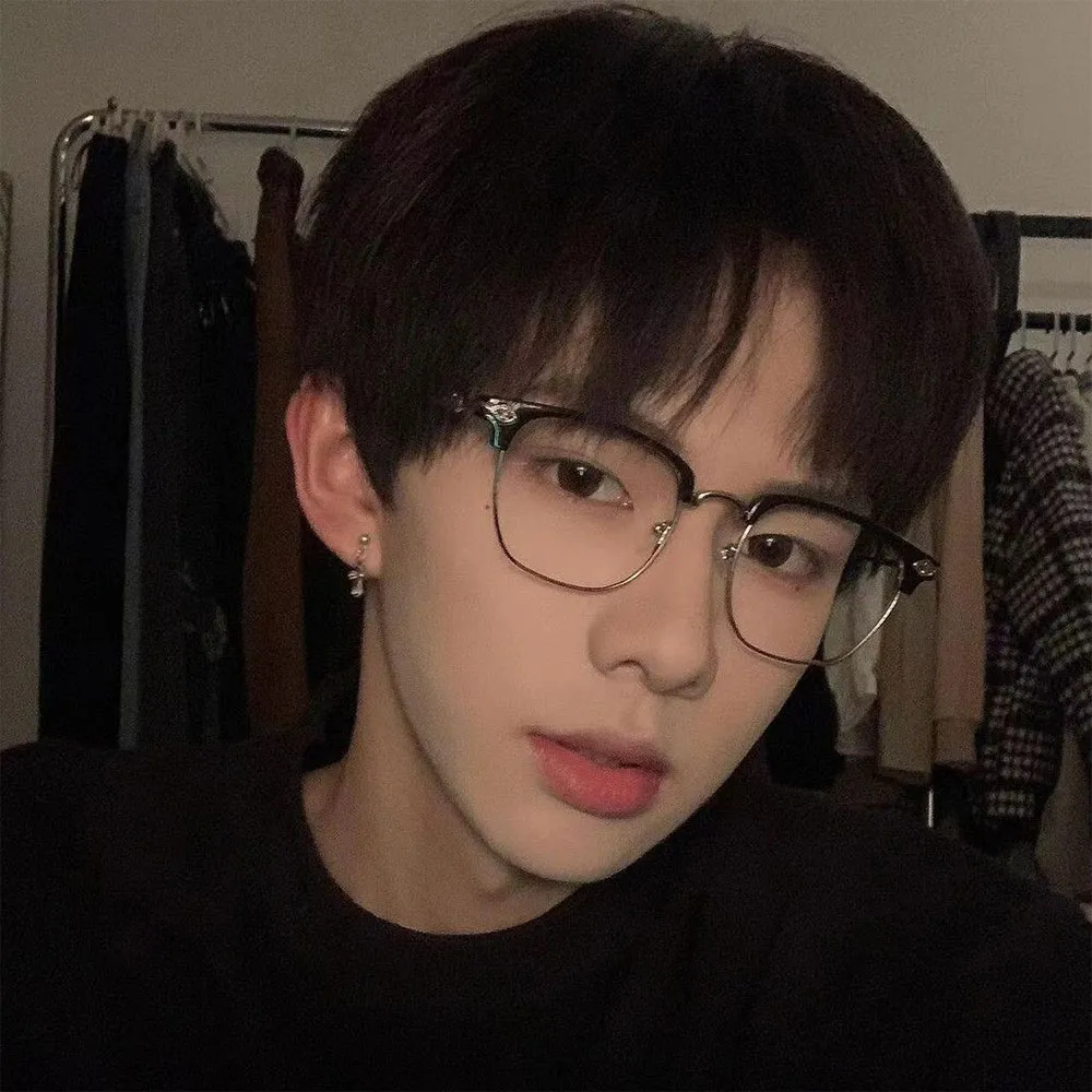 Mặt Dài Đeo Kính Gì Đẹp? 7 Kiểu Kính Giúp Gương Mặt Cân Đối Hơn - 4