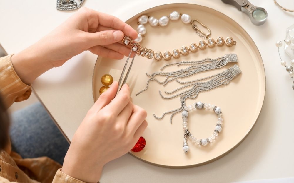 Mệnh Thủy Nên Đeo Vàng Hay Bạc? Cách Chọn Trang Sức Cho Mệnh Thủy - 1