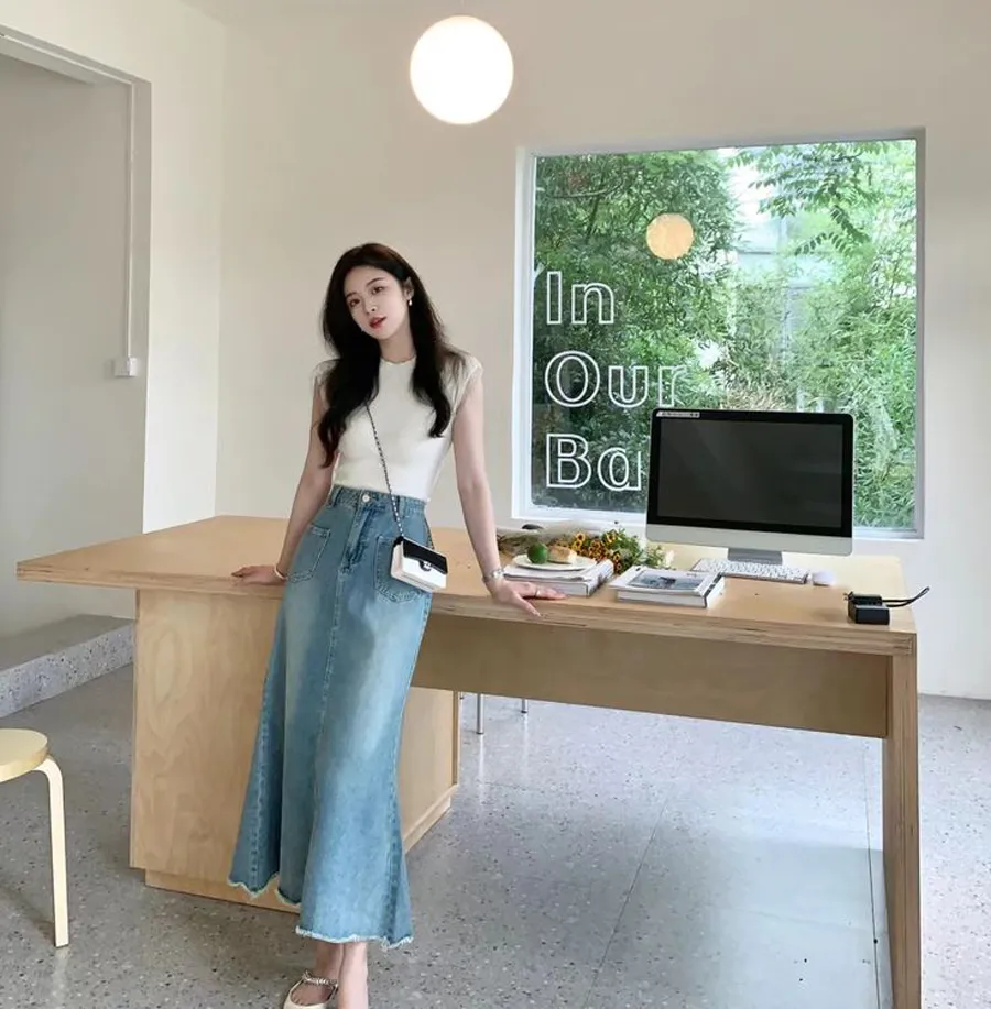 Phối đồ công sở trẻ trung với áo thun