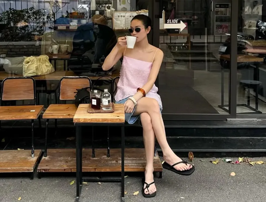 Cách Phối Đồ Cùng Dép Xỏ Ngón Chất Liệu Da