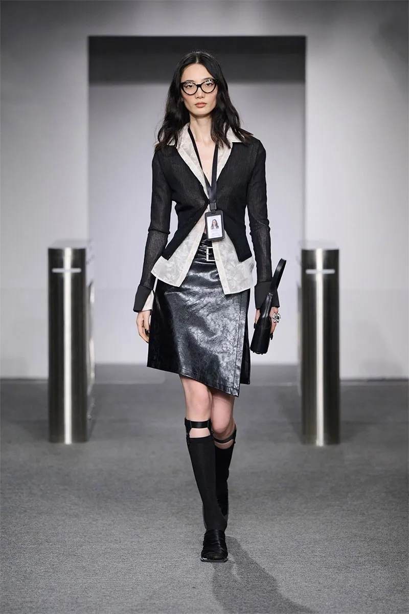 Phong cách Office Siren là gì? Cách phối đồ công sở quyến rũ như Bella Hadid - 2