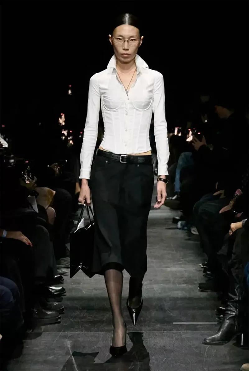 Phong cách Office Siren là gì? Cách phối đồ công sở quyến rũ như Bella Hadid - 7