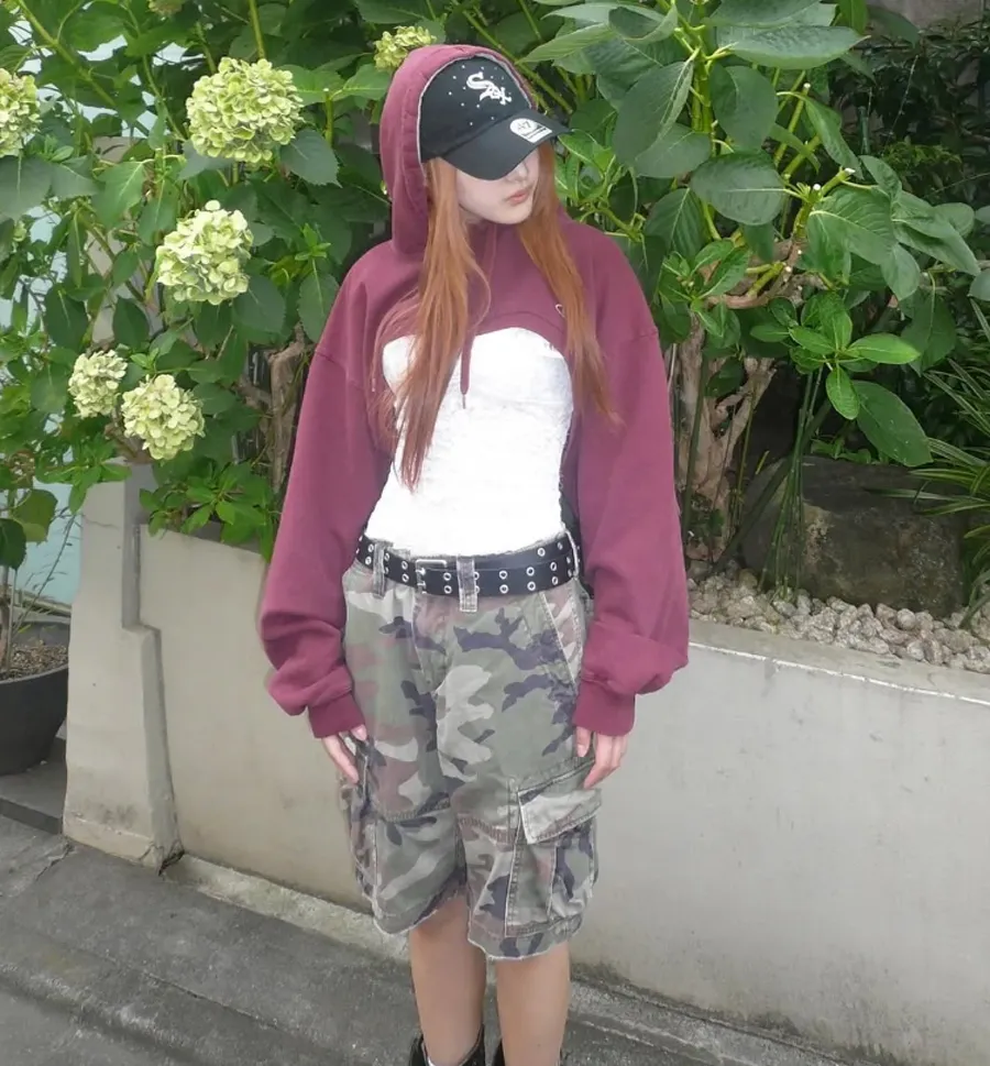 Kết hợp hoodie bolero với áo ôm và quần cạp thấp