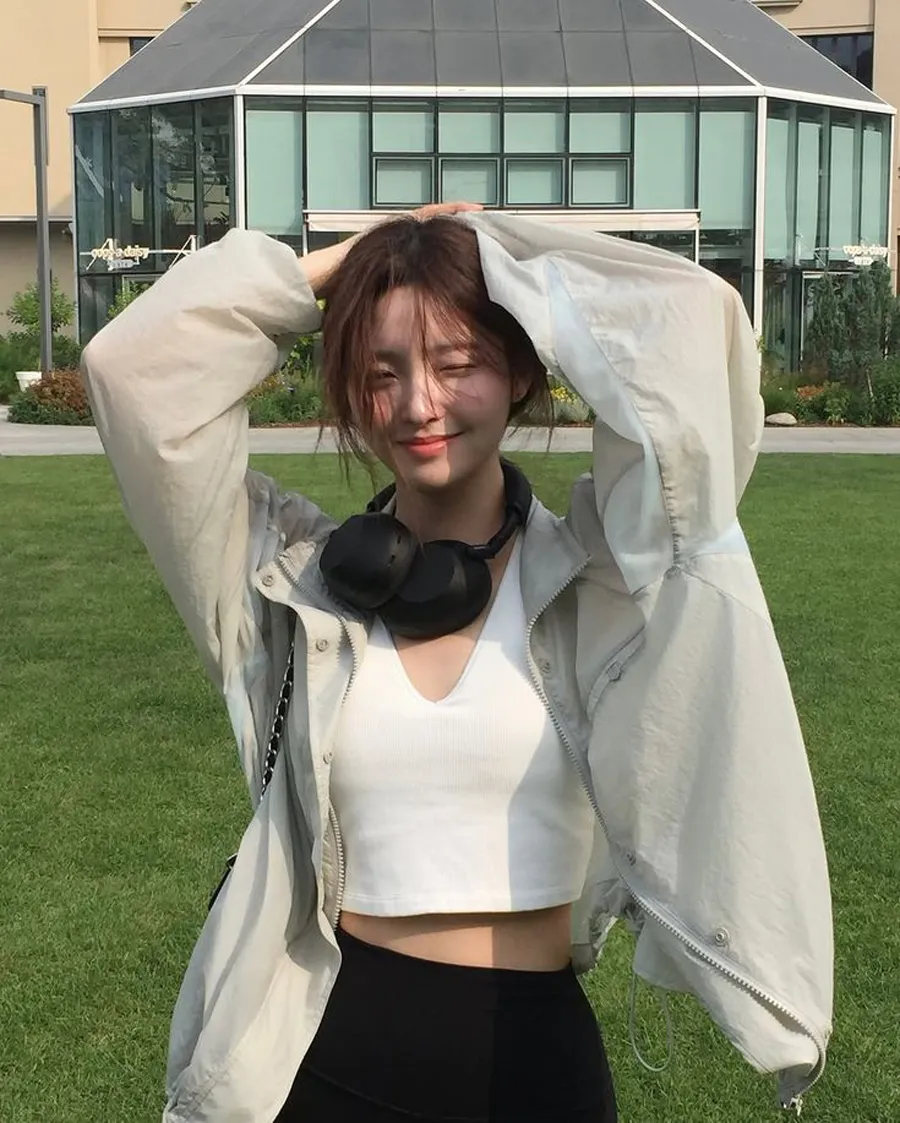 Áo khoác gió phối áo croptop