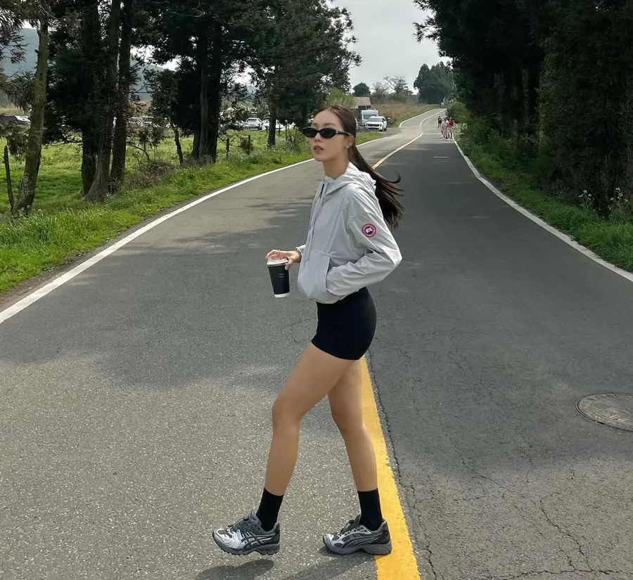 Áo khoác gió phối quần short