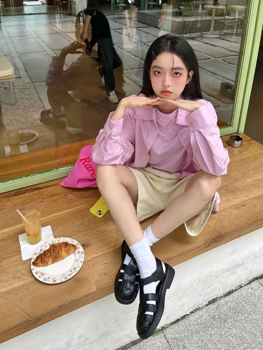 Kết hợp sandal fisherman với quần short và vớ cao cổ