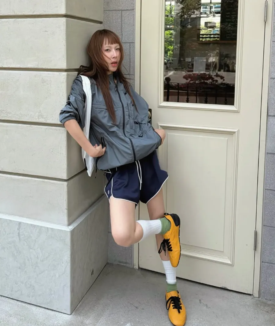 Tất Cao Cổ Và Giày Thể Thao 