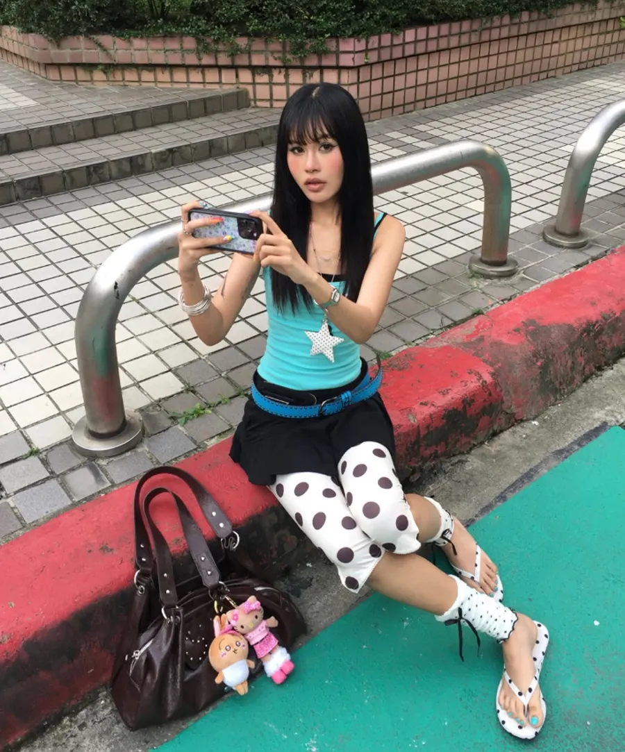 Tất Cao Cổ Và Dép Xỏ Ngón 