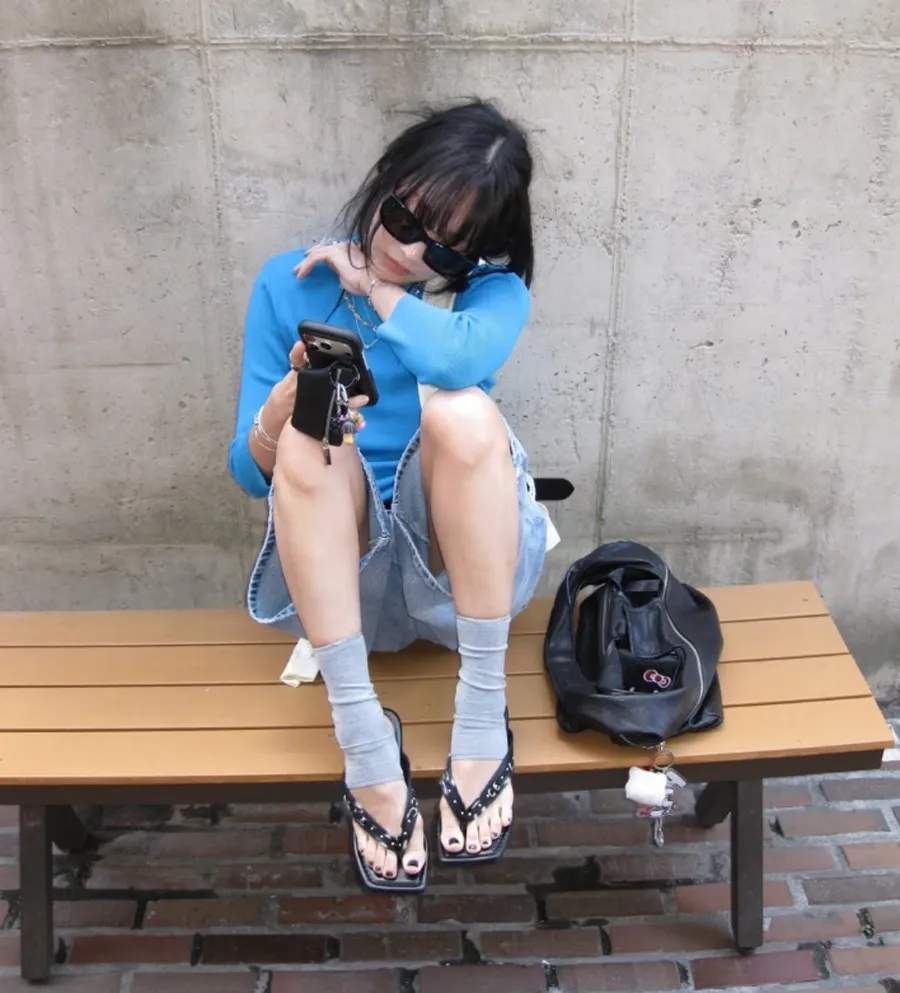 Tất Cao Cổ Và Dép Xỏ Ngón 