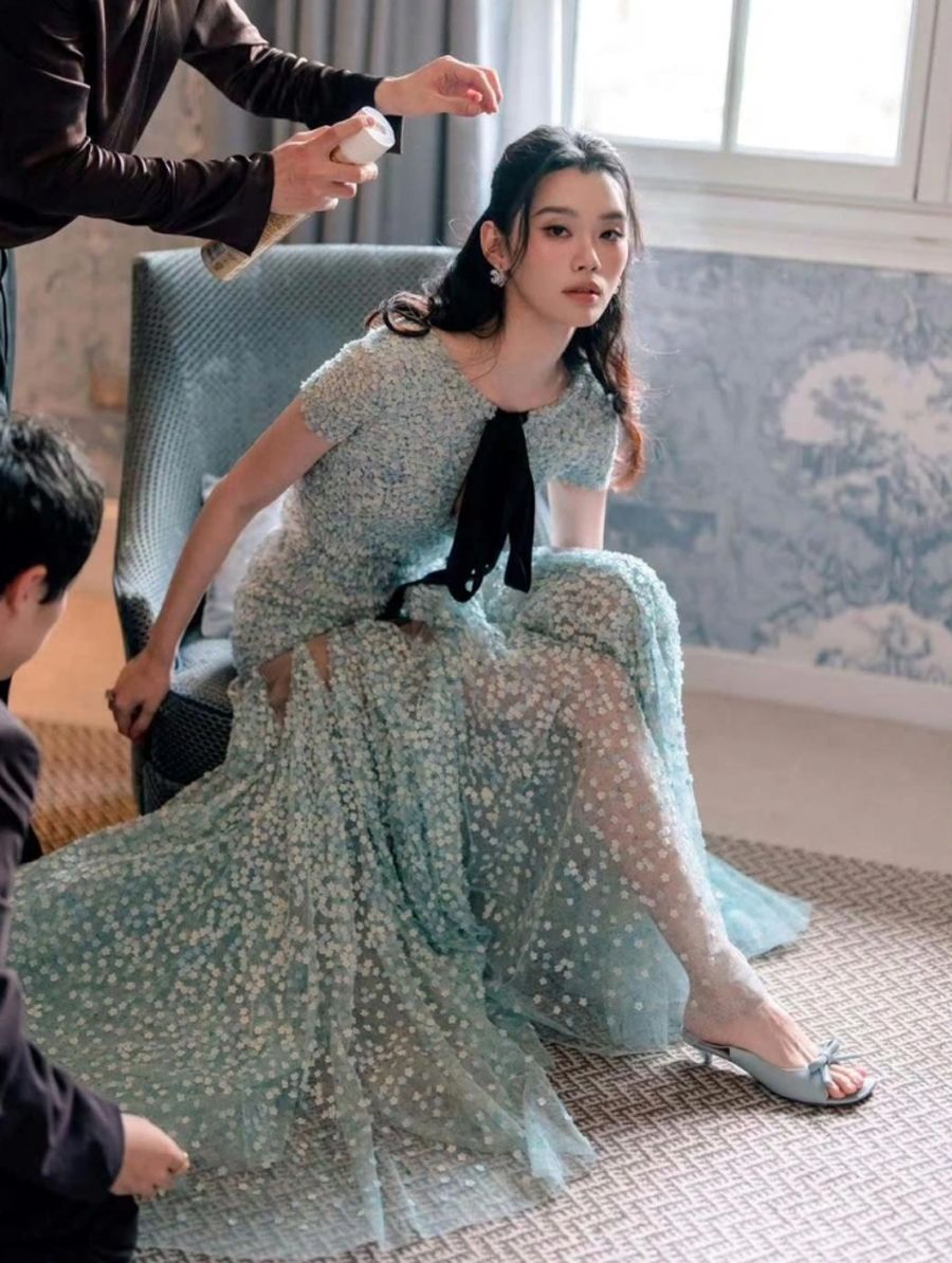 Chiếc đầm Dior màu xanh ngọc bích mở màn tuần lễ hôn lễ
