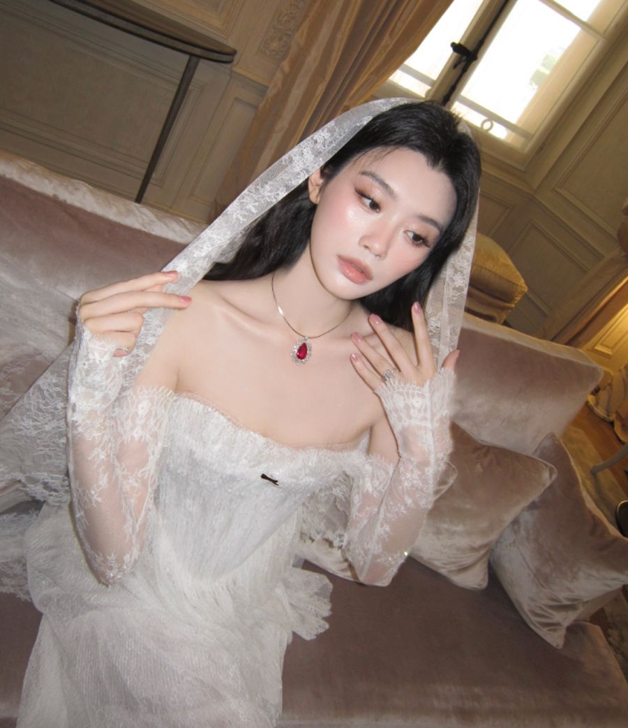 Mẫu váy quây bằng voan cùng khăn voan thêu tên hai vợ chồng