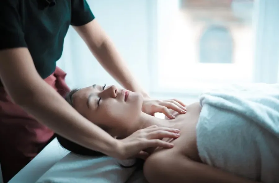 Các Bước Chăm Sóc Da Vùng Ngực Đúng Cách